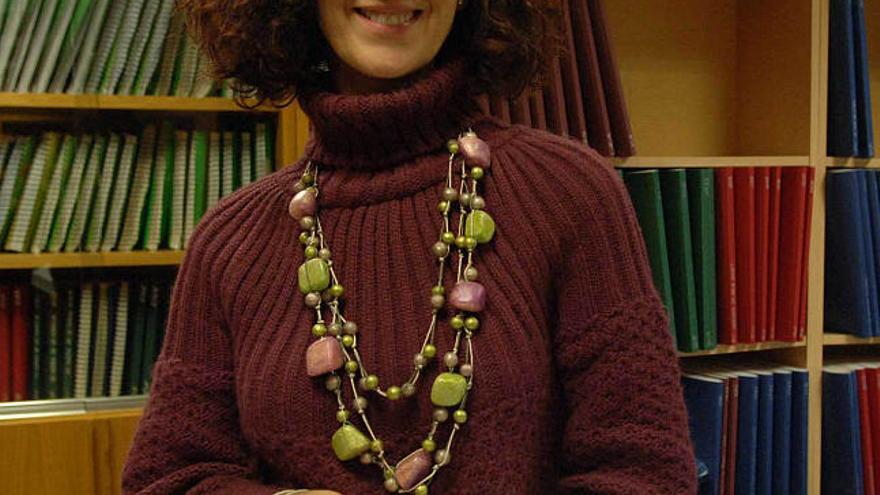 María Isabel Antequera, con un libro en braille, en la sede de la ONCE en A Coruña.