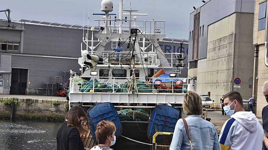 Familiares de la tripulación aguardan en el muelle.   | // PABLO HERNÁNDEZ