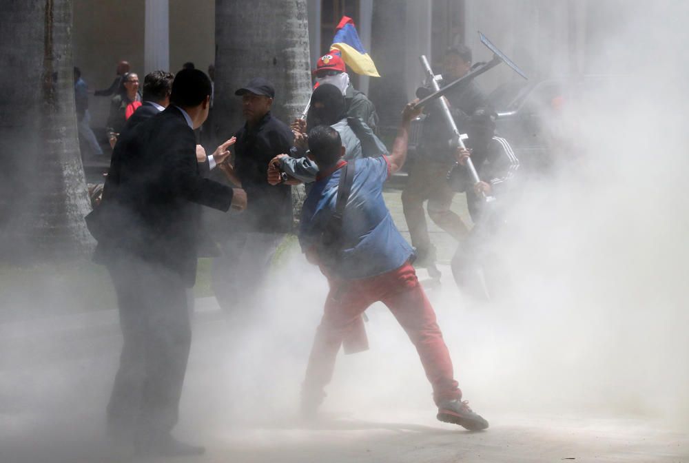 Las imágenes del asalto al Parlamento en Venezuela