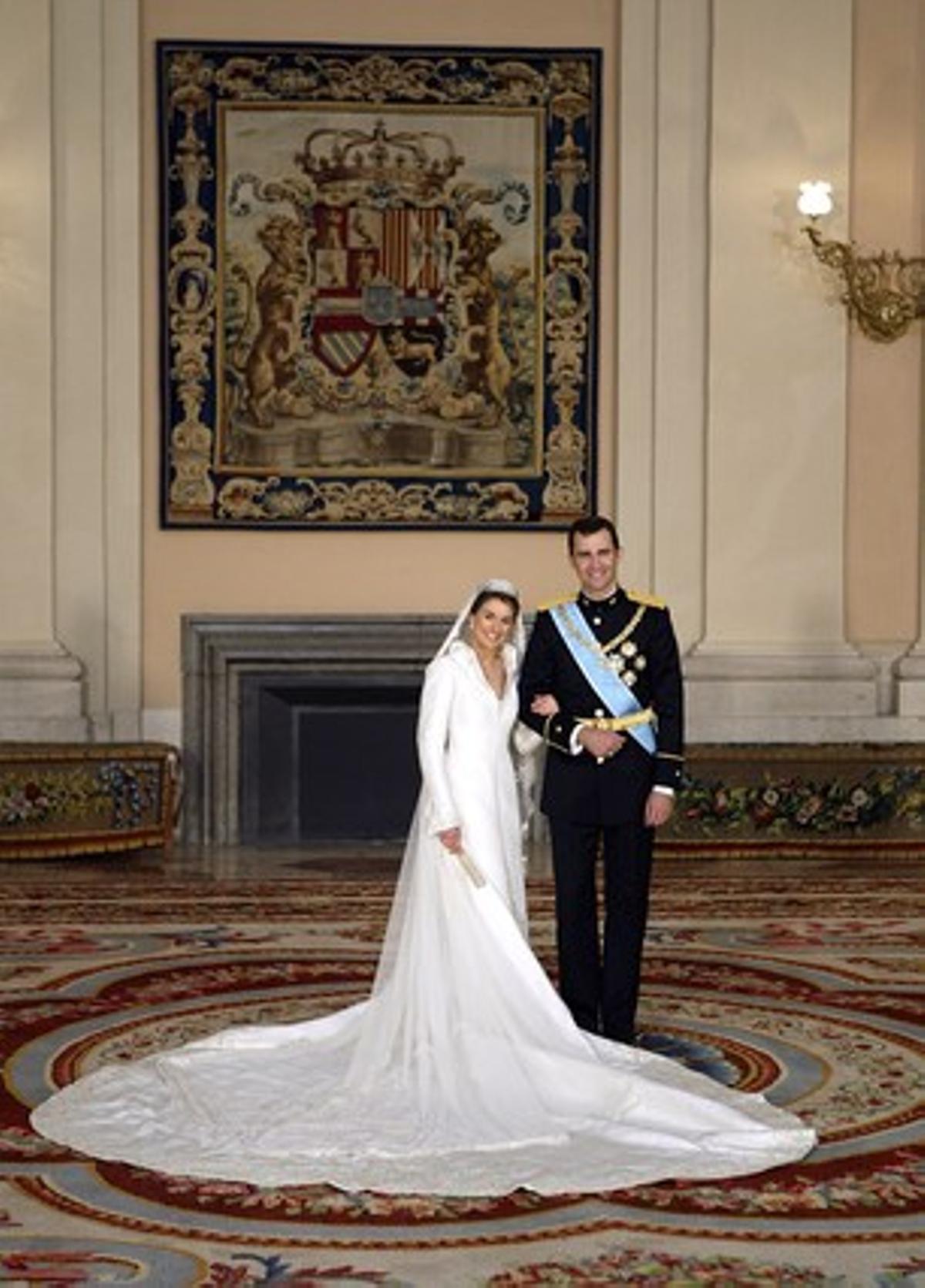 La princesa d’Astúries va triar un de casament, elaborat artesanalment per Manuel Pertegaz, i el va combinar amb sabates de Manolo Blahnic.