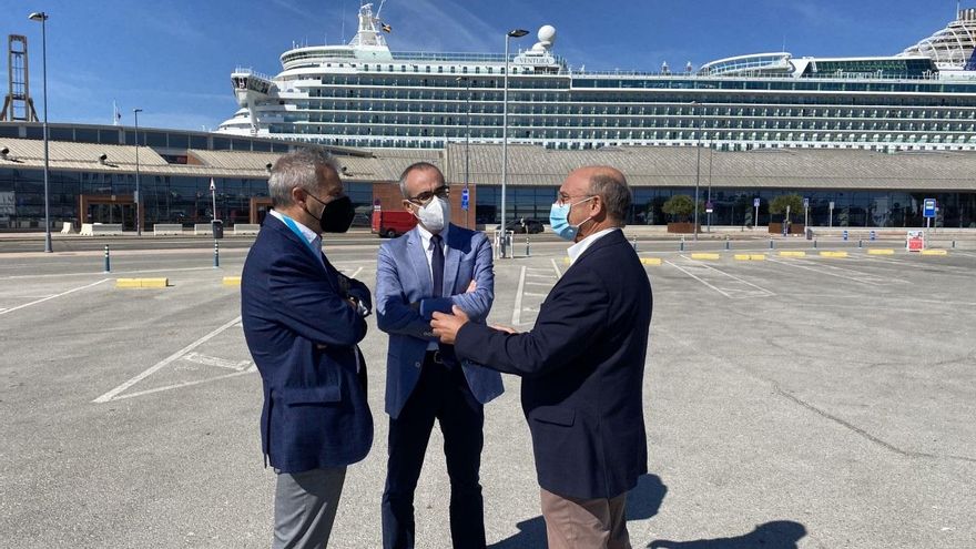 El presidente de Puertos del Estado, Francisco Toledo, visita el puerto de Málaga, junto al presidente de la Autoridad portuaria malagueña, Carlos Rubio.