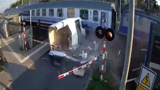 Una furgoneta arrollada por un tren tras quedar atrapada en un paso a nivel en Polonia