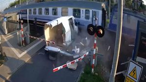 Una furgoneta arrollada por un tren tras quedar atrapada en un paso a nivel en Polonia