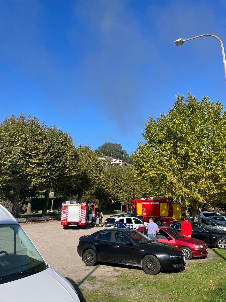 Una columna de humo se levanta en la ría de Vigo: arde una embarcación en San Adrián de Cobres