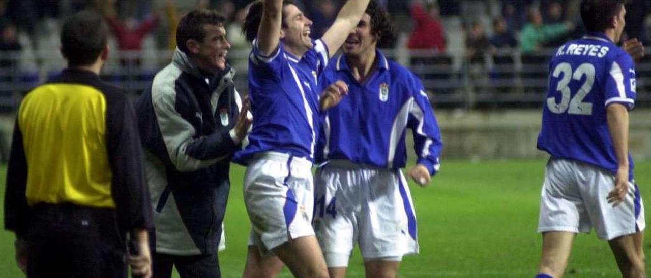 Tomic celebra con Unzue y Martinovic el gol del triunfo.