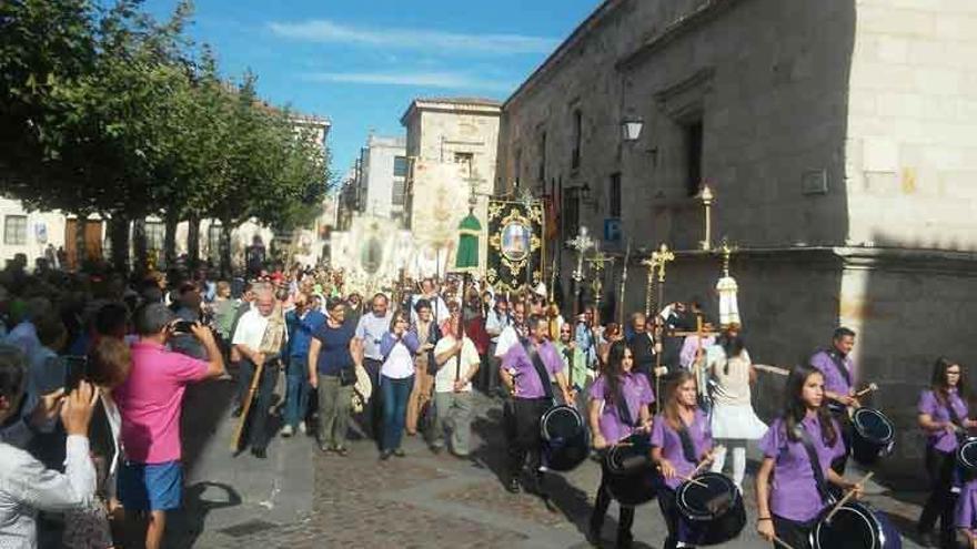 Las bandas de tambores y cornetas de Morales y Villaralbo (imagen de la izquierda) precedían a la procesión que abrían las cruces guía (derecha).