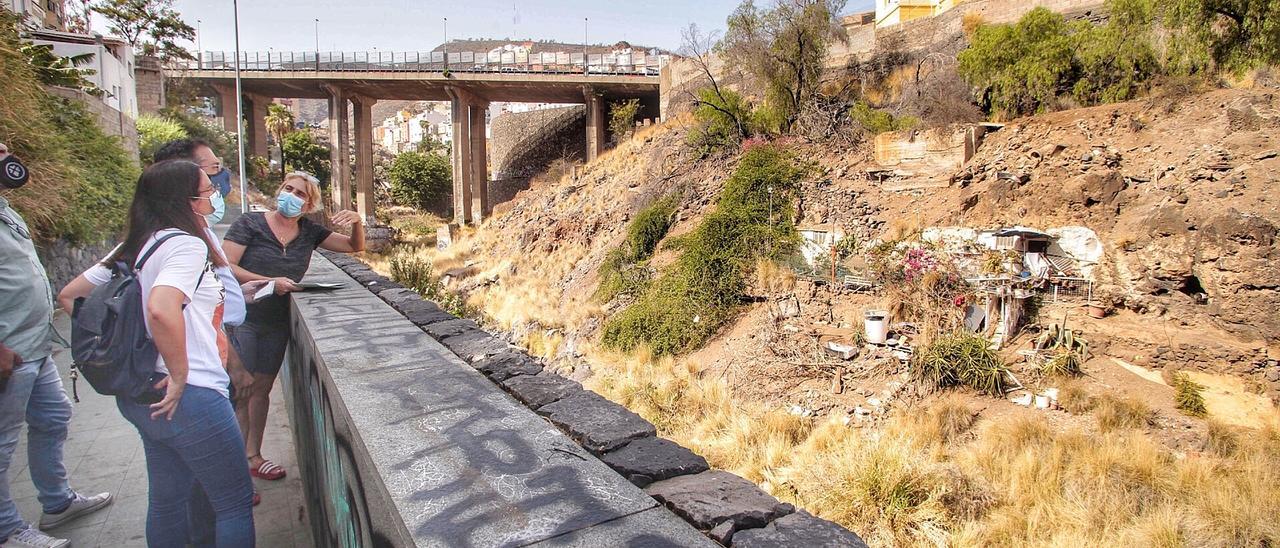 Visita del edil de Servicios Públicos de Santa Cruz de Tenerife a una de las zonas del barranco de Santos.