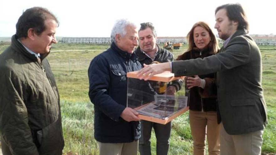 Colocada la primera piedra del vial que conectará a los vecinos de Cáceres El Viejo con la ciudad