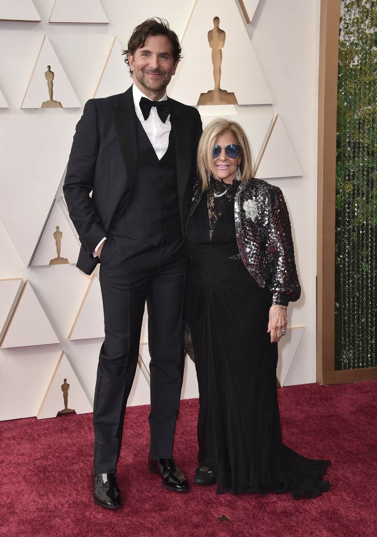 Bradley Cooper y su madre, Gloria Campano, en los Premios Oscar 2022