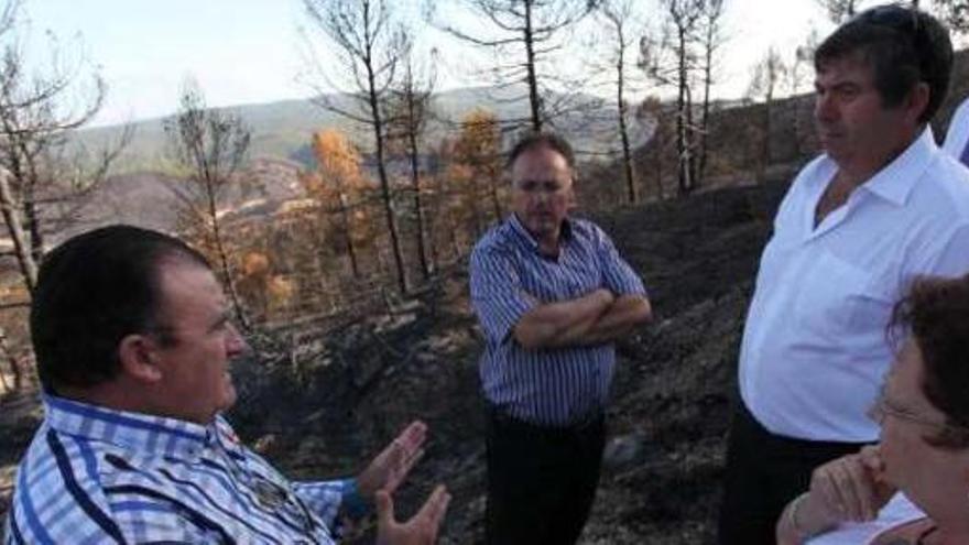 Los alcaldes visitando la zona afectada por el incendio junto a la presidenta de la Diputación.