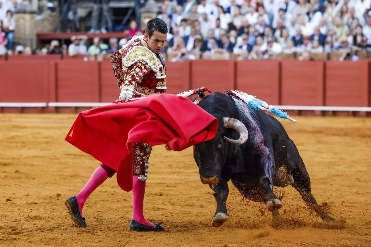 Manzanares, durante su faena este jueves en La Maestranza.