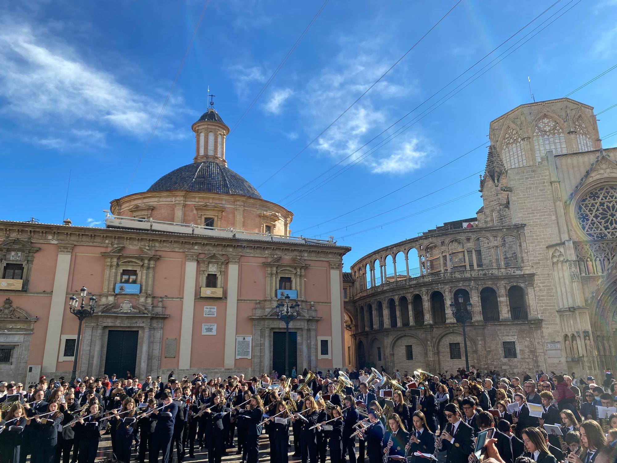 La música de banda resuena en la plaza de la Virgen de València