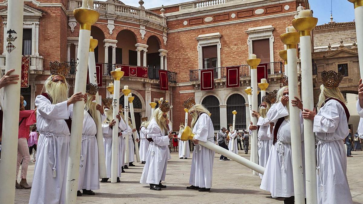 Els cirialots van ser els únics personatges que van participar en la festivitat enguany. | F. CALABUIG