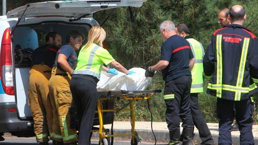 Salida del cadáver hallado en Ourense // JESÚS REGAL