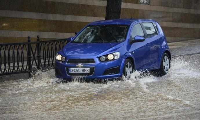 LAS PALMAS DE GRAN CANARIA. Lluvias en la ciudad de Las Palmas de Gran Canaria.  | 03/04/2019 | Fotógrafo: José Pérez Curbelo