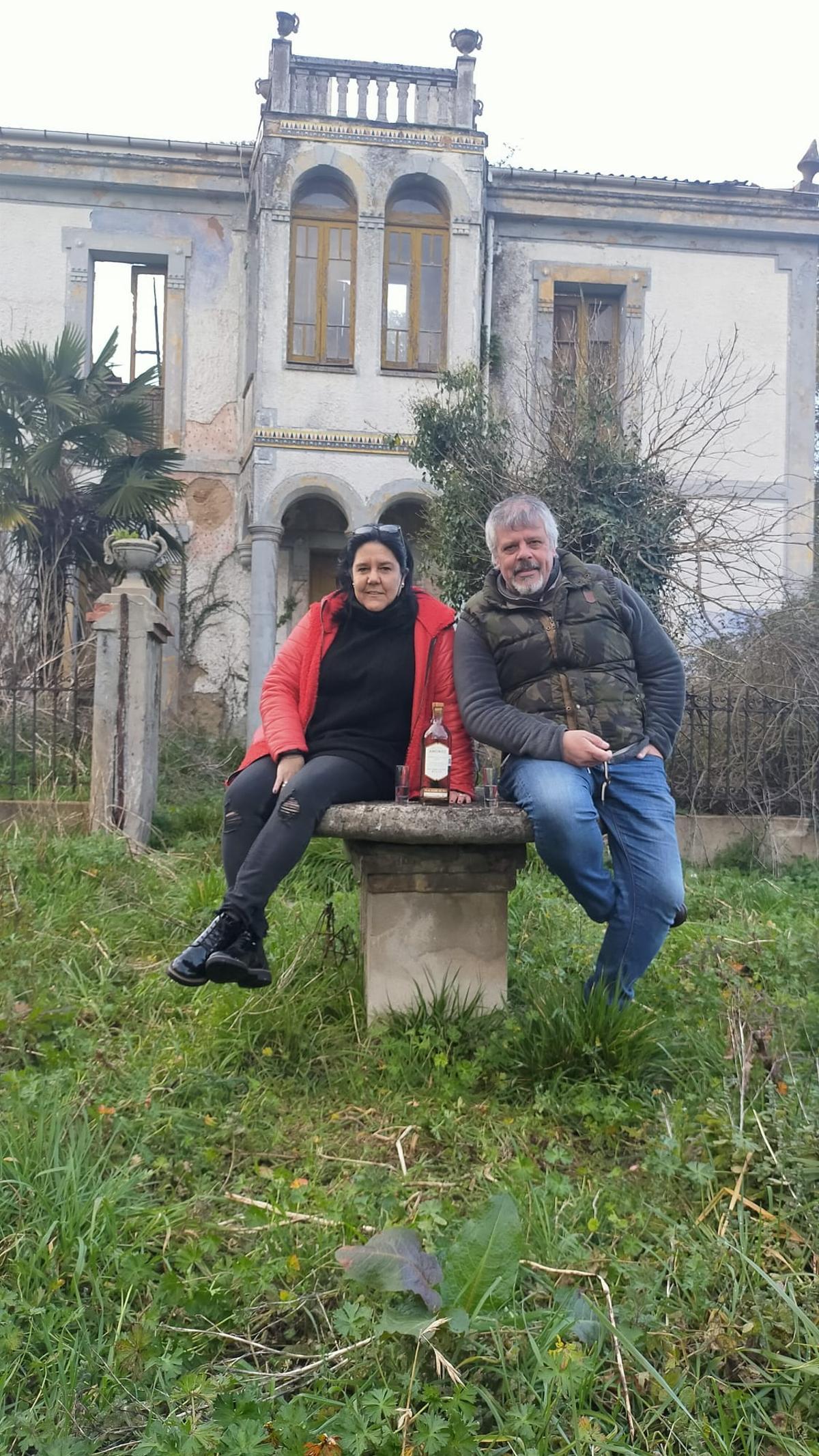 Elías Rodríguez con su prima Pilar, anterior dueña de Quinta Rosita y aún de una parte de ella, en una imagen de hace unos años, delante de la propiedad,