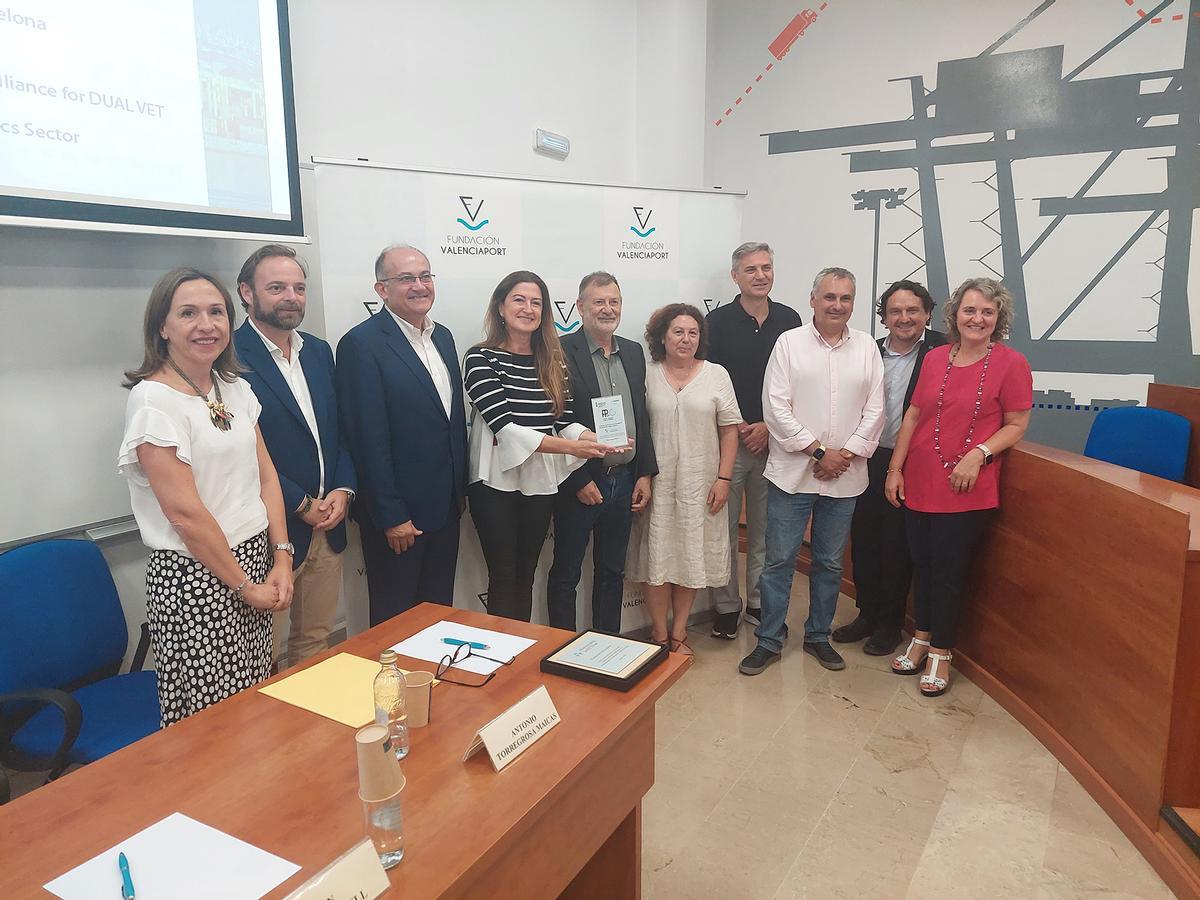 Imagen de los representantes de la Fundación Valenciaport, APV, Generalitat, Propeller Valencia e institutos participantes en la FP de Grado superior de Comercio Internacional “Especialización logístico portuaria” mostrando el galardón entregado el pasado jueves por la Generalitat.