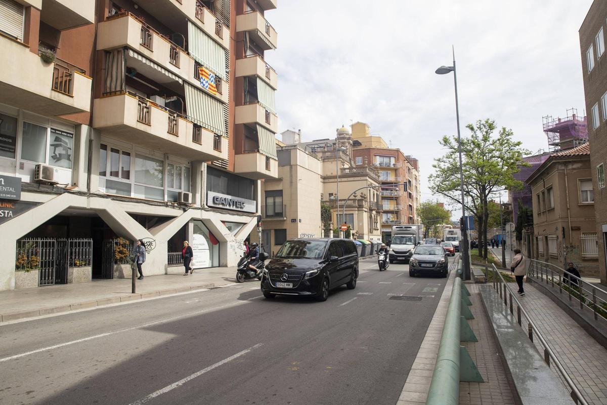 Tramo de la Via Augusta de Badalona que tendrá que ser ampliado para absorver el tráfico de buses proveniente de la calle Francesc Layret