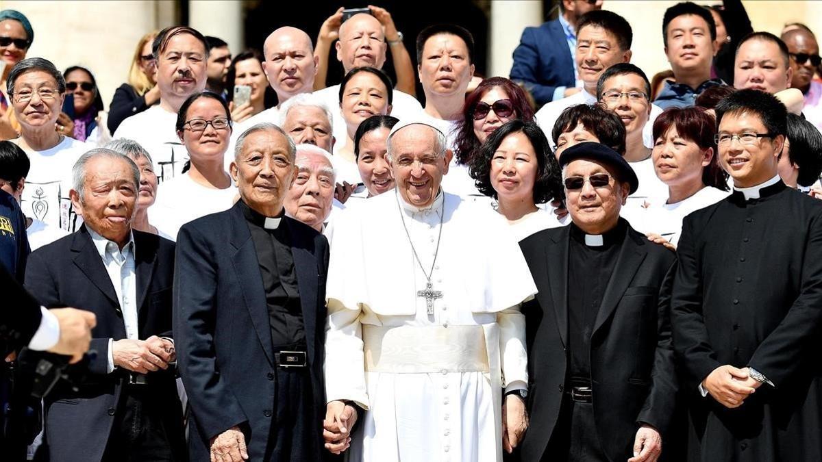 El Papa Francisco junto con peregrinos chinos durante una audiencia general en la plaza de San Pedro en el Vaticano.