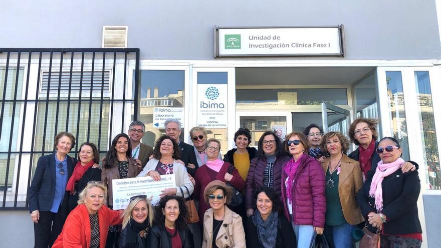 Foto de familia durante la entrega de la donación en IBIMA,ubicado en el Hospital Clínico.