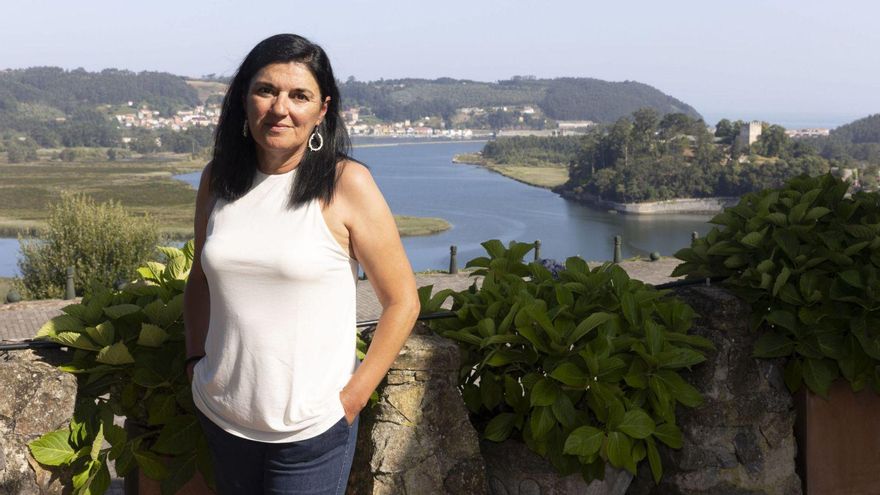 Rebeca García, en Soto del Barco, con San Esteban, El Castillo y la desembocadura del Nalón a su espalda. |  Miki López