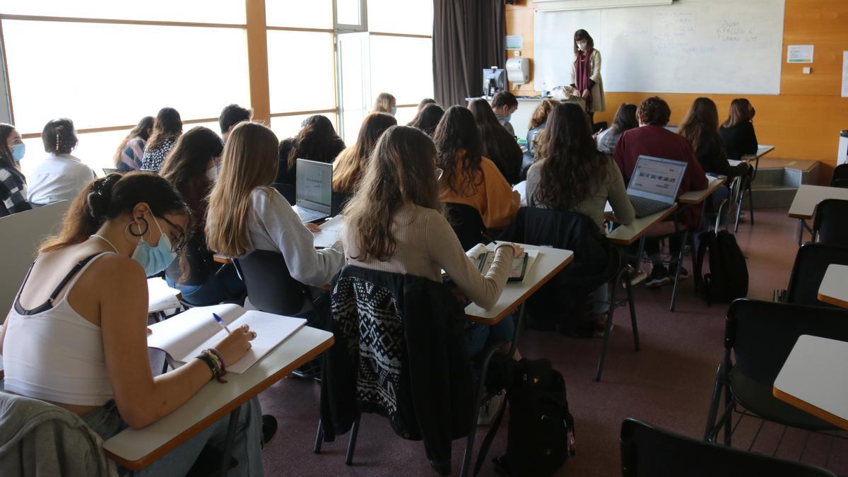 Una docente da clase en un instituto, el año pasado.