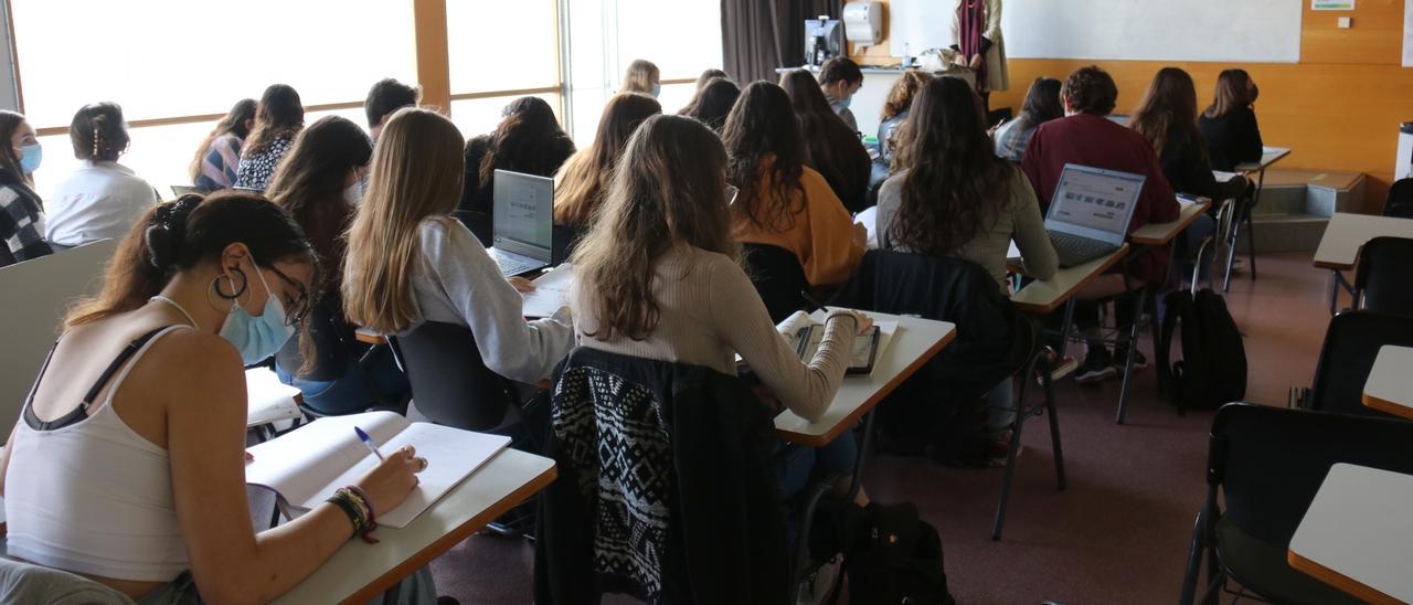 Una docente da clase en un instituto, el año pasado, en Zaragoza..