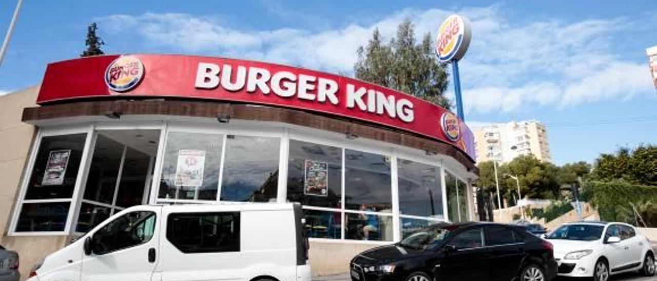 Benidorm mantiene en pie el antiguo local del Burger King tras dos meses desalojado