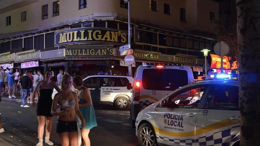 Una patrulla de la Policía Local, en la calle de Punta Ballena, el verano pasado.