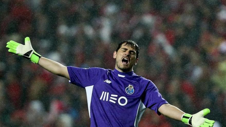 Casillas resucita al Oporto, que vence al Benfica en La Luz