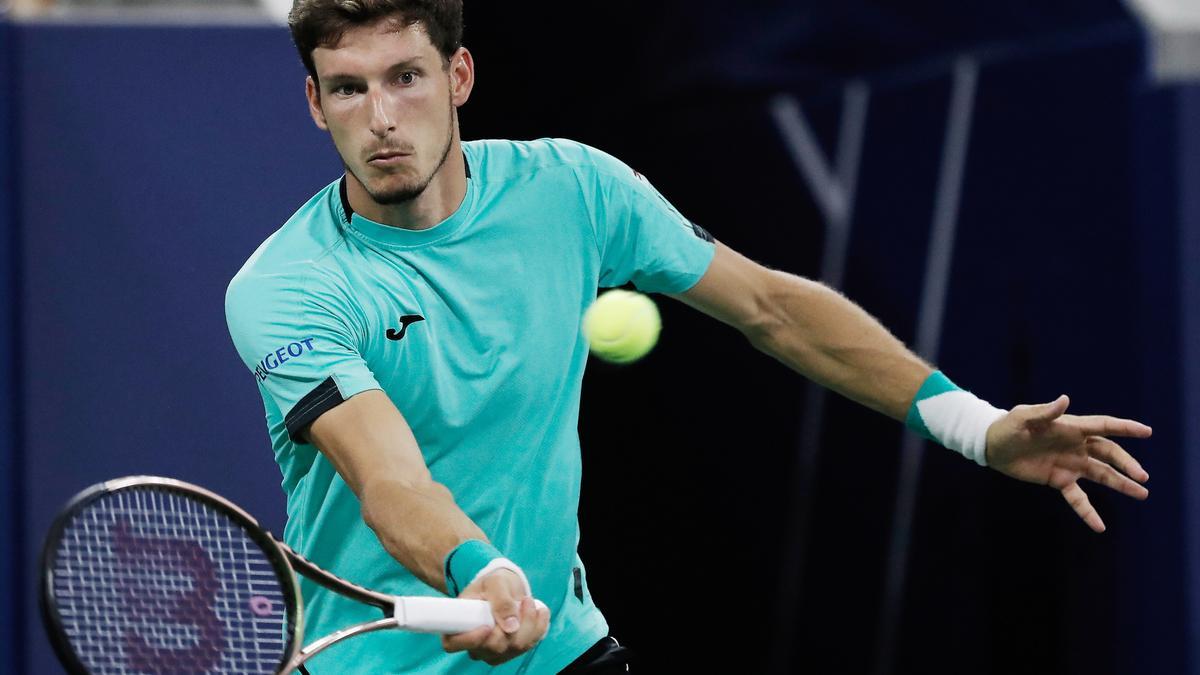 Pablo Carreño golpea una bola durante su partido ante Khachanov.