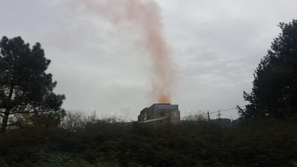 Nube de humo rojo procedente de Arcelor