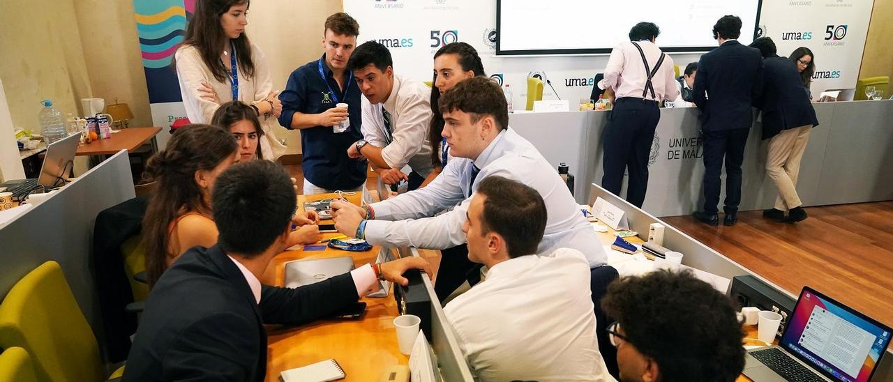 Uno de los grupos políticos del Parlamento europeo, en pleno debate interno ayer, en el Rectorado de la UMA en Málaga.