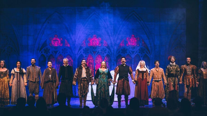 Los actores, en una representación de ‘Romeo y Julieta el musical’. | LOC