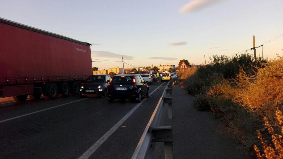 Una mujer y su bebé resultan ilesas tras chocar su coche contra un camión en la N-340 a la altura de Torrellano