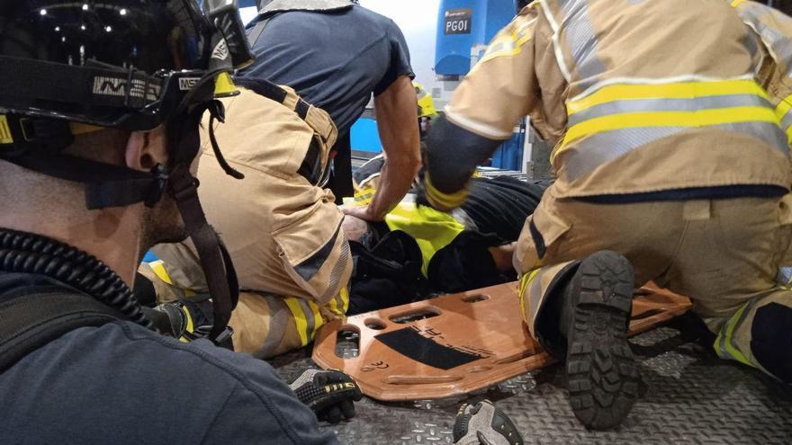 Herido un trabajador del Polígono de Somonte, en Gijón, tras caerle una plancha de 300 kilos