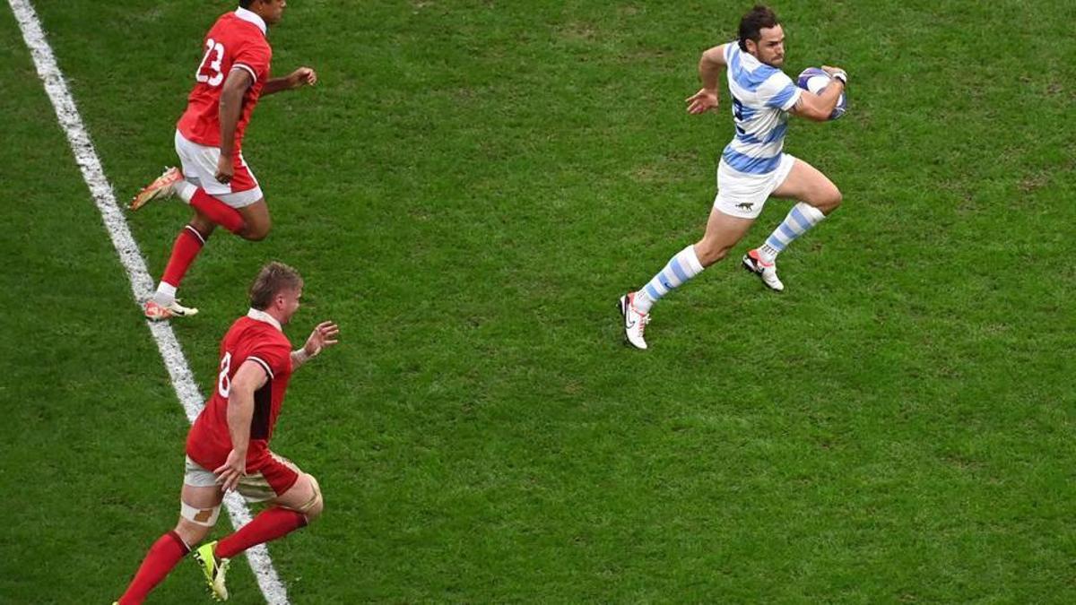 El argentino Nico Sánchez rompe la defensa de Gales en el Mundial.