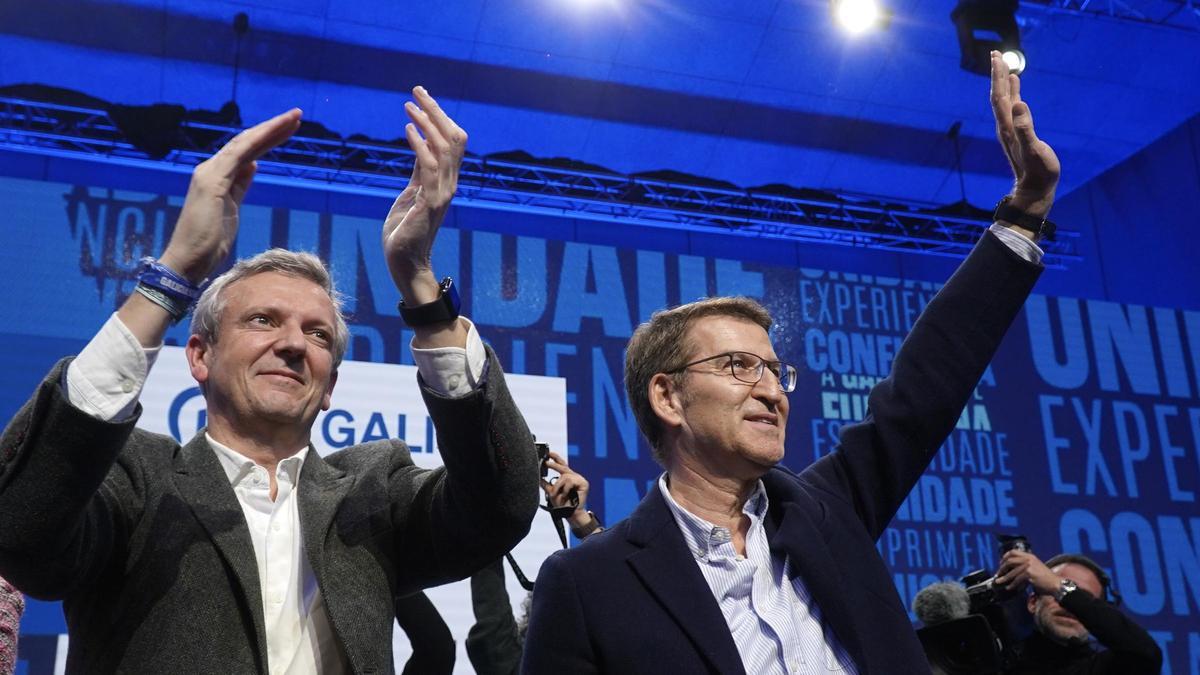 El líder del PP, Alberto Núñez Feijóo, junto al candidato del PP de Galicia, Alfonso Rueda, en el mitin de cierre de campaña.