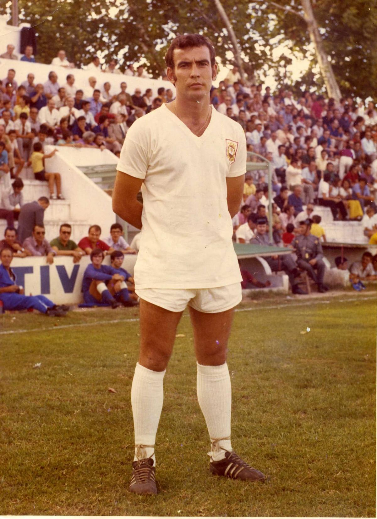 Paco "Chato" Aragón, en su época como delantero del Olímpic.
