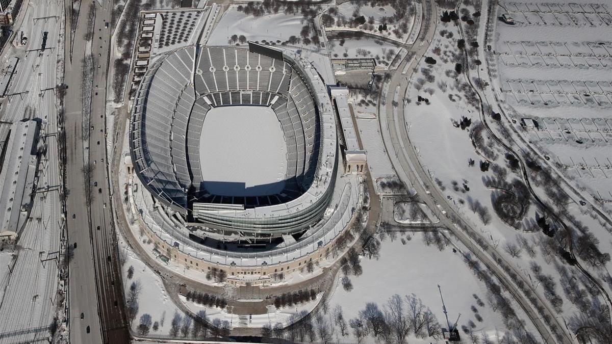 La nieve y el hielo cubren el estadio Soldier Field, en Chicago.