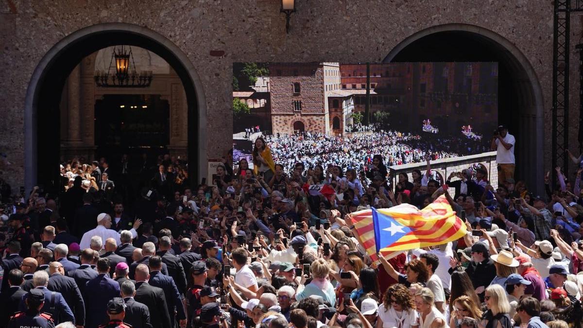 Milers de persones van saludar l'arribada del Papa a Montserrat, el 10 de juny passat