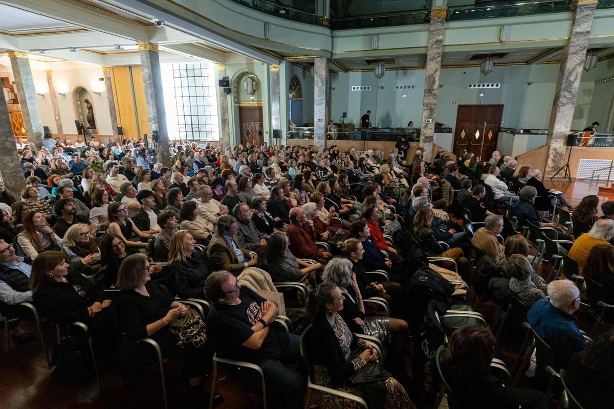 El público ha llenado la sala donde se ha celebrado la gala de los Premios Cálamo.