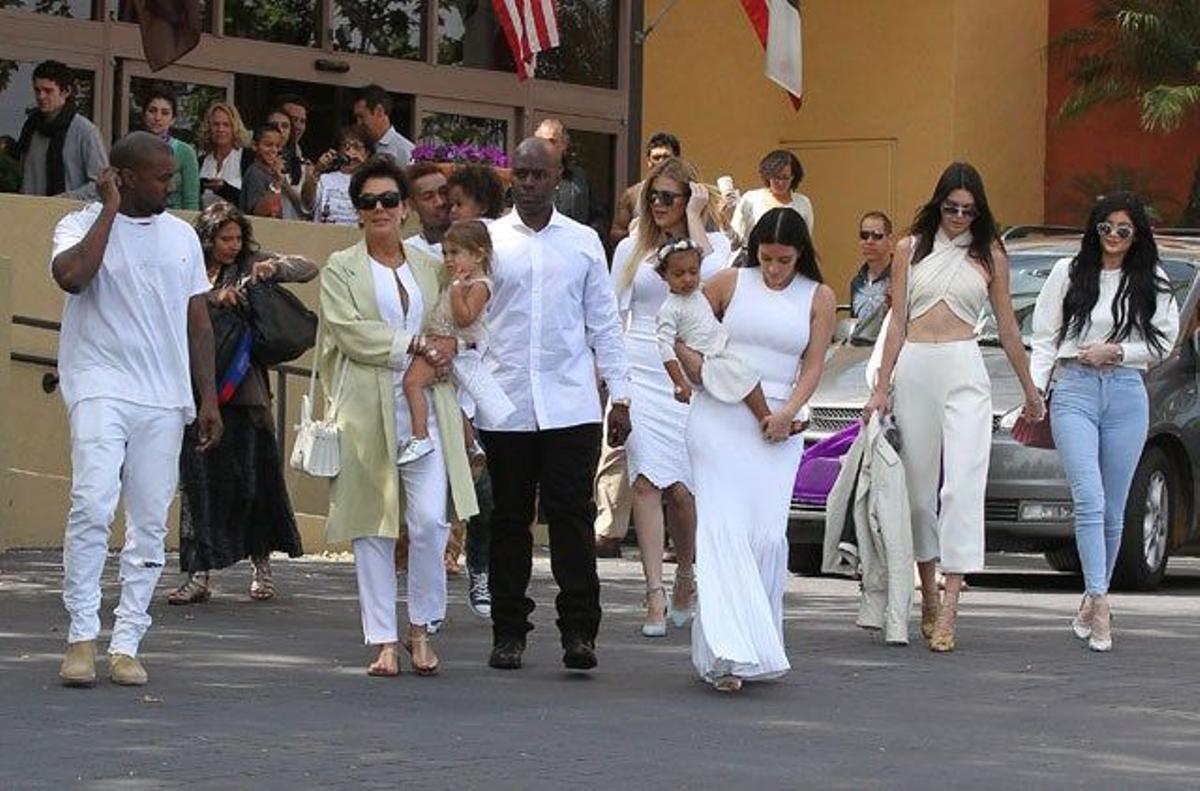 El clan Kardashian va vestida de blanco a la misa de Pascua