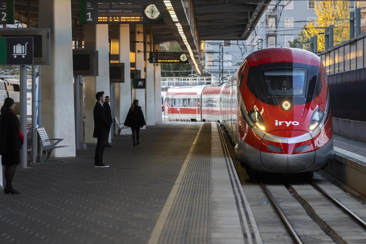 Un tren de Iryo entra en la estación de València.