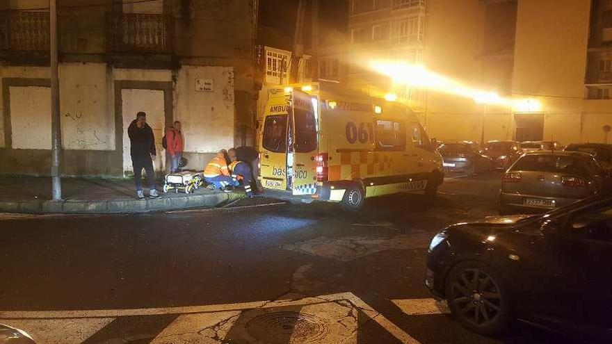 La mujer herida es atendida por los técnicos del 061 que la llevaron al Hospital do Salnés. // FDV