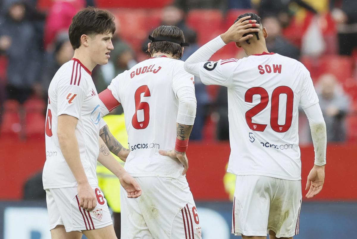 SEVILLA, 04/01/2026.- Los jugadores del Sevilla tras su derrota en el partido de la jornada 18 de Liga ante el Levante que se disputa en el estadio Sánchez Pizjuán. EFE/José Manuel Vidal
