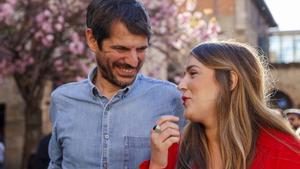 El ministro de Cultura, Ernesto Urtasun y la candidata a lehendakari, Alba García, durante el acto de cierre de la campaña electoral de Sumar, este viernes en la Plaza de la Enarnación de Bilbao. 