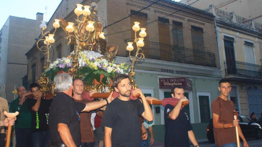 Los festeros en el traslado del patrón de Burjassot, Sant Roc