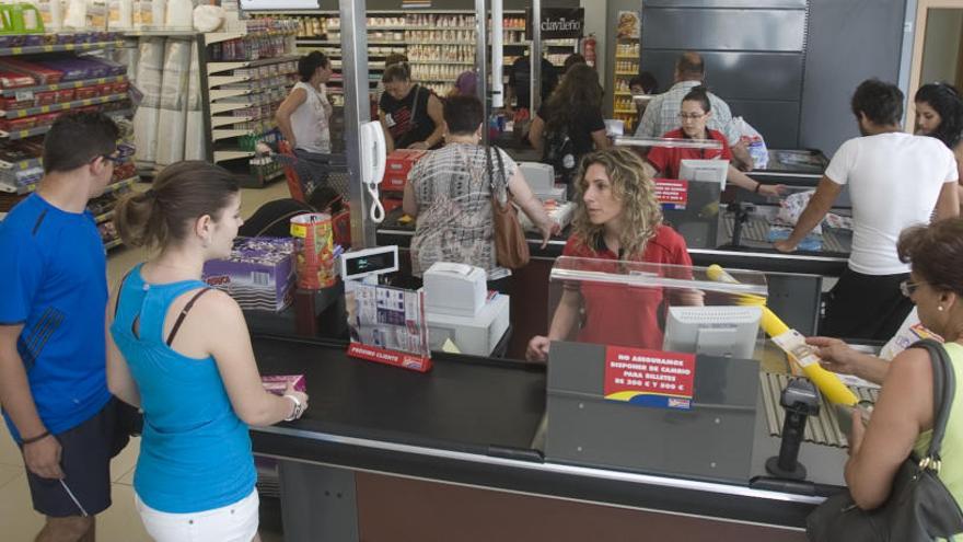 Clientes de un supermercado realizando la compra