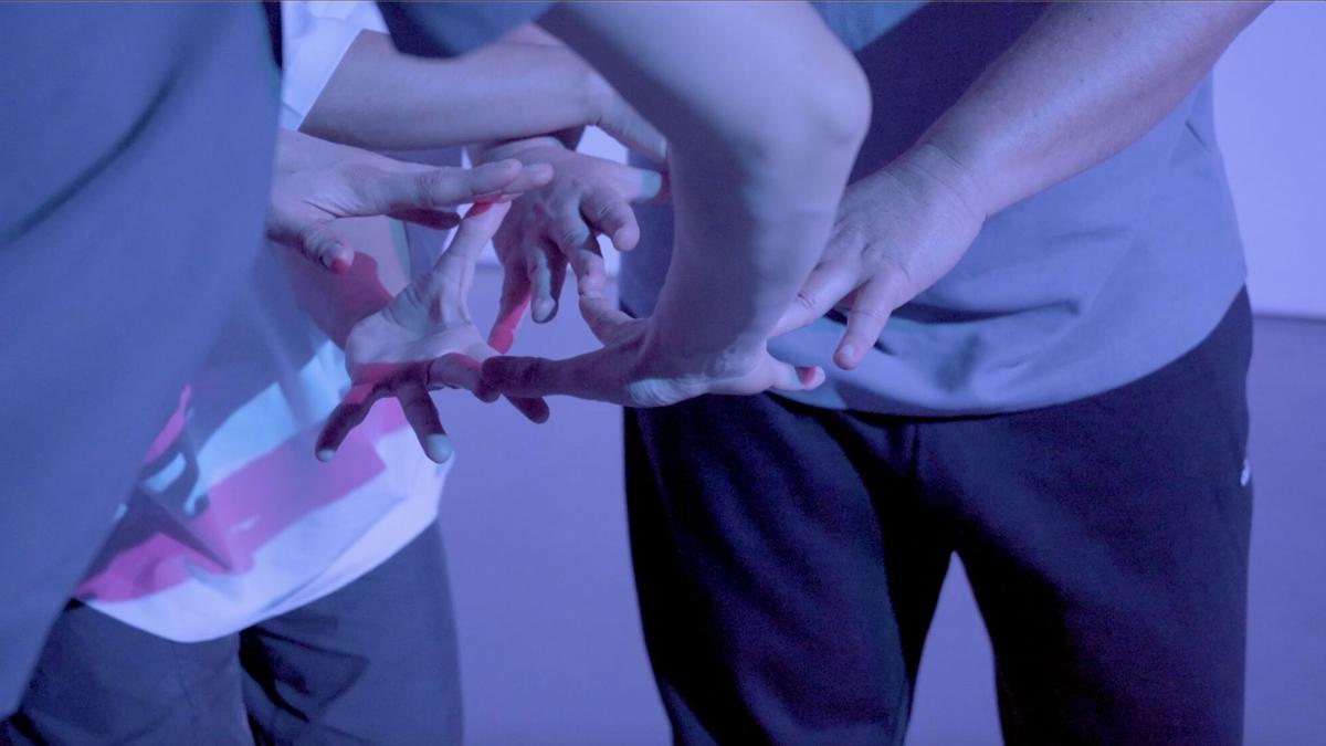 'El gesto roto' explora cómo lo digital moldea nuestros cuerpos y cómo, desde la escena, se puede reconfigurar esa relación.